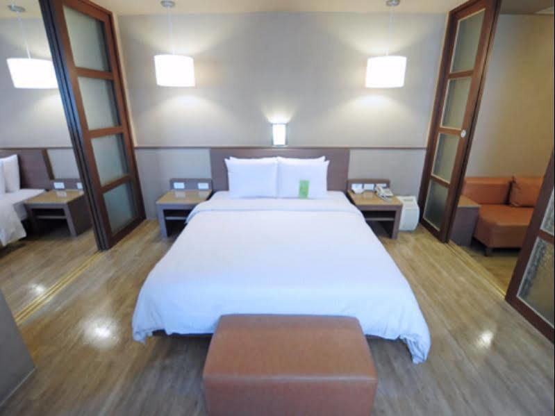 Kindness Hotel - Hanshen Kaohsiung Bagian luar foto