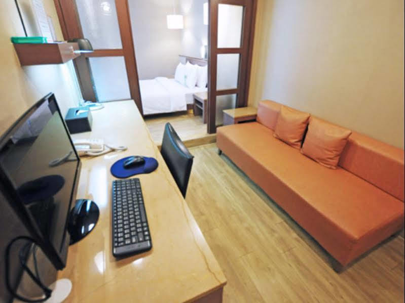 Kindness Hotel - Hanshen Kaohsiung Bagian luar foto
