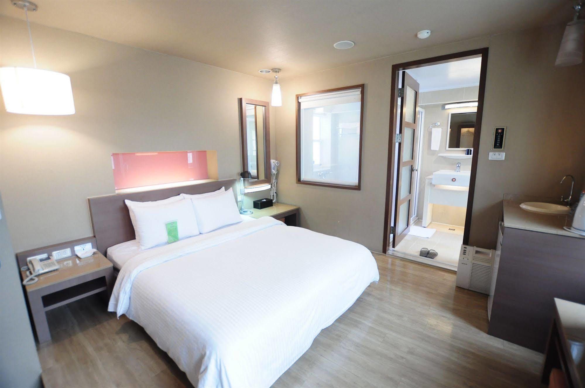 Kindness Hotel - Hanshen Kaohsiung Bagian luar foto